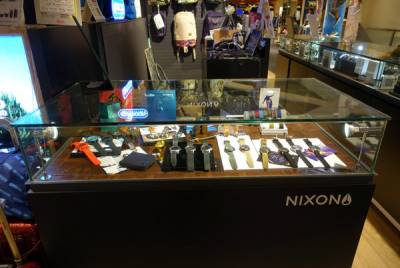 NIXON手錶，大錶徑 專業級防水的中性潮流時尚錶，男女皆可戴的皮帶 鋼錶帶運動錶，生日及情人節禮物推薦
