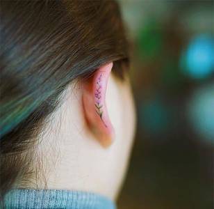 怕痛不敢打耳洞嗎？６種超美「耳骨刺青」讓你不用打洞就美到爆！ 4 耳後刺一排花也太美了吧！