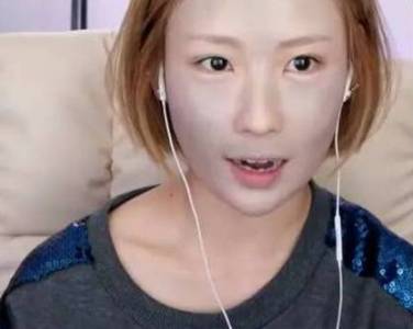 辣眼睛！這個韓國美妝博主可能是瘋了！竟在直播中把自己活生生畫成了妖怪！