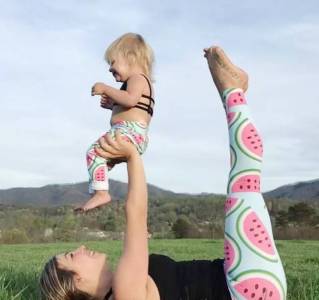 30歲生3娃的辣媽邊餵奶邊練瑜伽，畫面震撼了無數人！