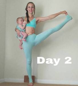 30歲生3娃的辣媽邊餵奶邊練瑜伽，畫面震撼了無數人！