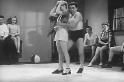 1940年代美國拍攝的一段女子防身影片，影片中的女孩直接打爆色狼