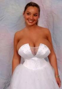 5件「新娘想展現出魅力卻用力失敗」的超崩潰婚紗設計。 2 妳的雙乳這麼尖還敢露出來