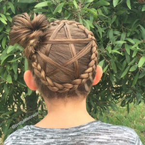 媽媽擁有「超強大的編髮技能」，女兒在某天上學後，被看到「她頭髮的下面」後，從此一炮而紅