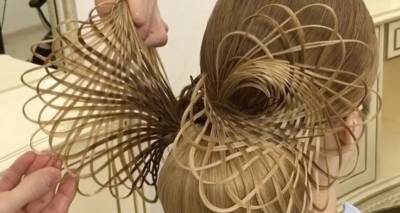 這名設計師把普妹的頭髮開始撕成一條一條，接著「瞬間往右一撥」，看到的人瞬間抽氣連連！