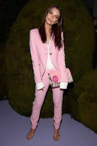 「粉紅色西裝」一樣穿的好專業！性感名模Emily Ratajkowski的5款時髦私服...快學她這樣穿搭！