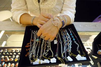 華山市場銀飾珠寶店-蓁品珠寶銀飾設計製作，善導寺手工訂製銀飾珠寶，價錢合理且能客製化的手作銀飾精品