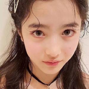 憑藉逆天顏值，日本這位14歲混血小蘿莉迅速走紅，她的笑容能甜炸你！