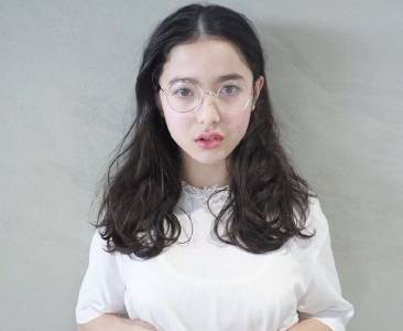 憑藉逆天顏值，日本這位14歲混血小蘿莉迅速走紅，她的笑容能甜炸你！