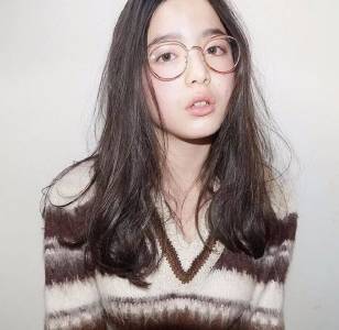 憑藉逆天顏值，日本這位14歲混血小蘿莉迅速走紅，她的笑容能甜炸你！