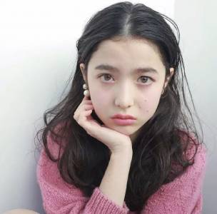 憑藉逆天顏值，日本這位14歲混血小蘿莉迅速走紅，她的笑容能甜炸你！