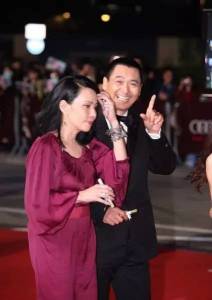 她貌不驚人，婚後無子無女，卻被身家56億的周潤發寵了30年，不離不棄，原來背後的隱情...