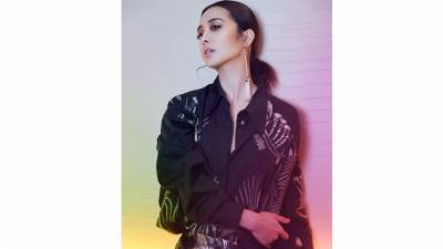 Jolin 耳環都長到鎖骨去！「呸姐」嘻哈時尚腳步要跟上，相似款蝦皮 Pinkoi 都買得到