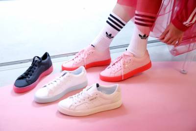 adidas Originals 新品超美太犯規！楊冪腳上那雙活珊瑚色的鞋，誰能抵抗？