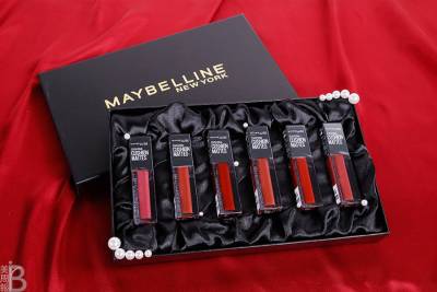 MAYBELLINE 2021冬限定絕美6色柔霧唇釉，顯色又輕盈，平價唇彩也能擦出高級感～｜小編開箱