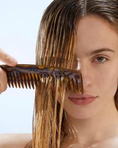 潤髮乳該怎麼使用？護髮5大正確觀念請筆記，不能接觸頭皮是基本，預防落髮搭配梳子效果倍增