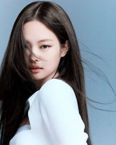 跟隨BLACKPINK Jennie Jisoo腳步！霧灰夢幻髮色成春夏潮流指標