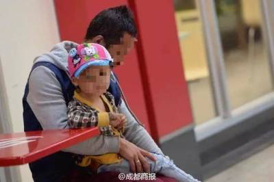 心疼！乖巧男童在掃地，男子突衝出暴打他！孩子才2歲多啊…現在他的情況是這樣…