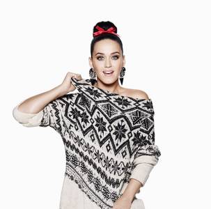 最新音樂創作「Every Day Is A Holiday」即將出爐！Katy Perry 為愛牌化身人體聖誕裝飾