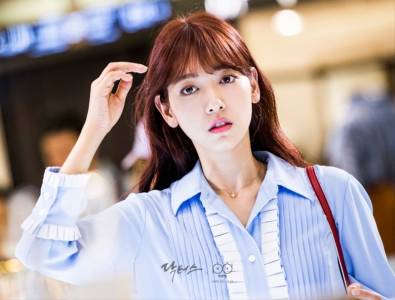 韓劇《Doctors》朴信惠白袍下的成熟性感穿搭