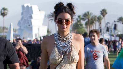 誰說只有小小女孩才能hold住？！歐美女神 Cara Kendall Jenner 示範最夯的「雙丸子頭」...